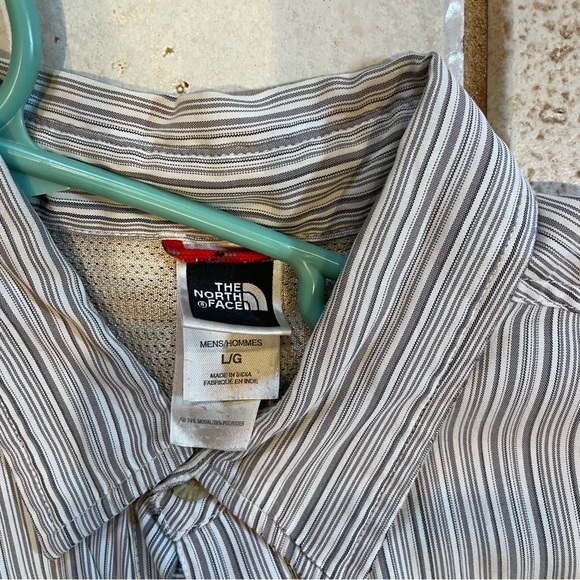 Grey North face short sleeve button up shirt. - Picture 4 of 12